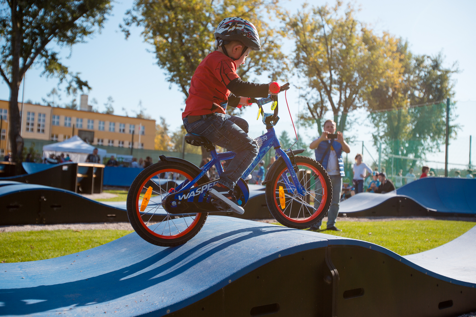 Młody użytkownik pumptracka